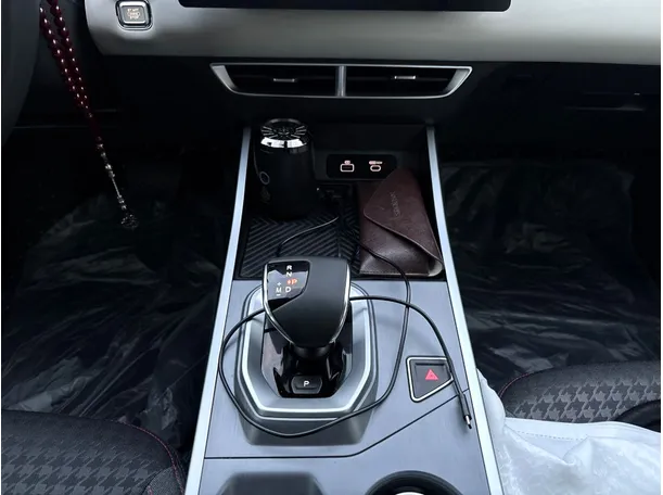 Car image 19