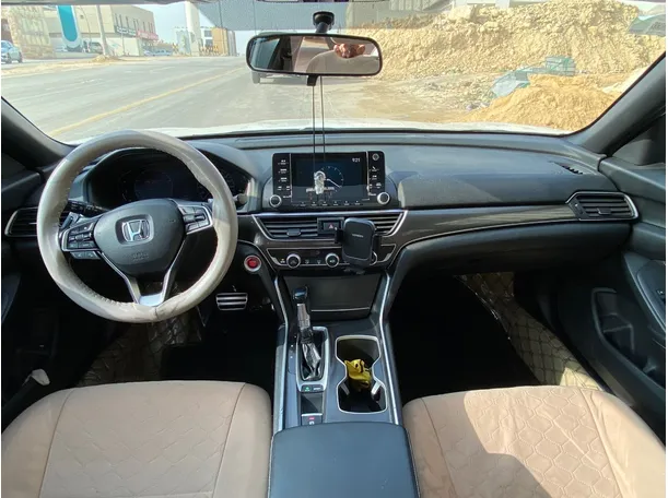 Car image 18