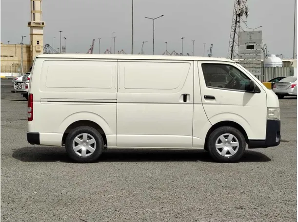 Car image 4