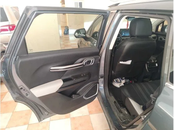 Car image 16