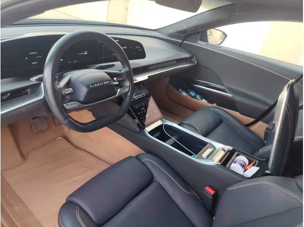 Car image 12