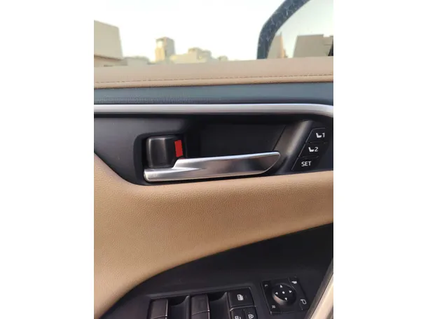 Car image 27