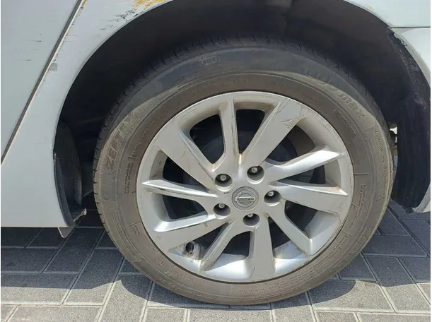 Car image 9