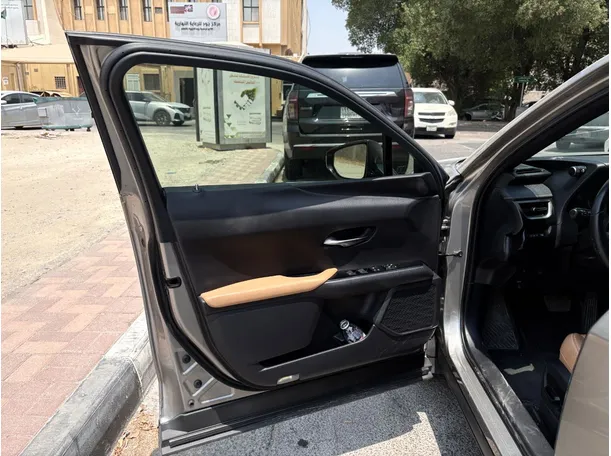Car image 10