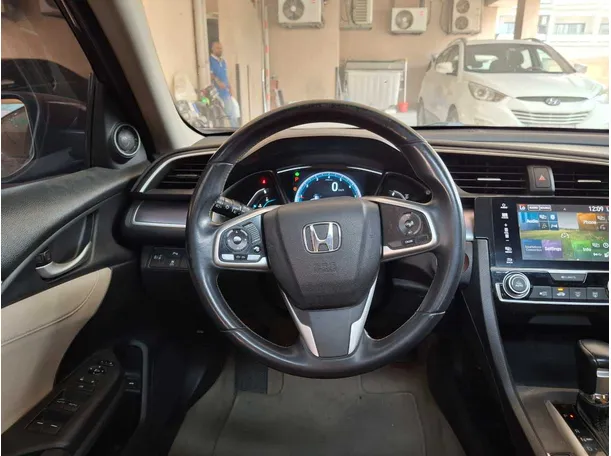 Car image 17