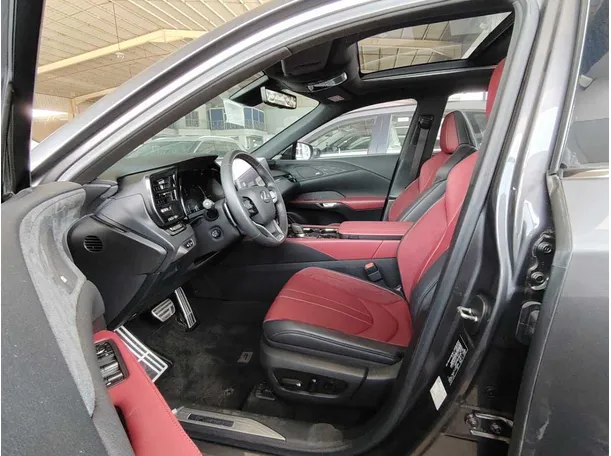Car image 16