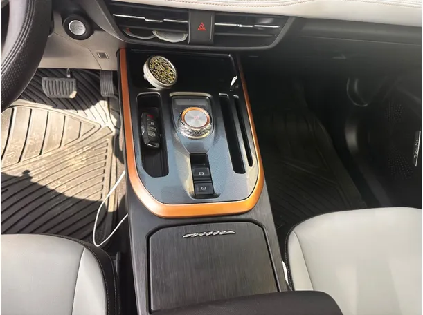 Car image 17