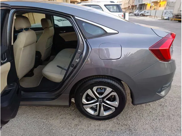 Car image 15