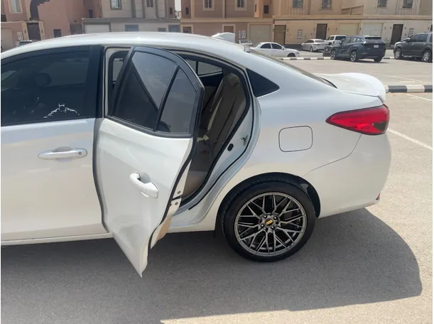 Car image 14