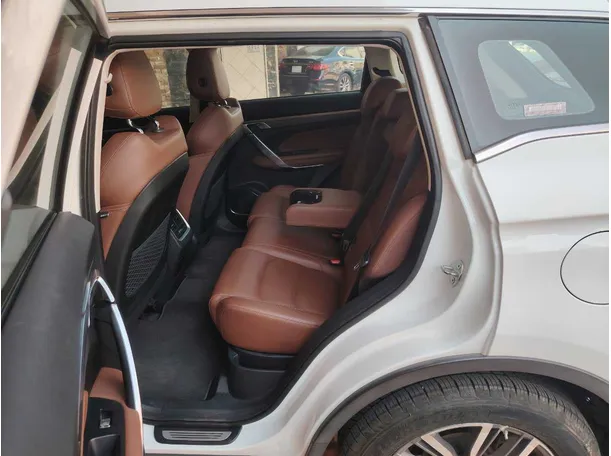 Car image 16