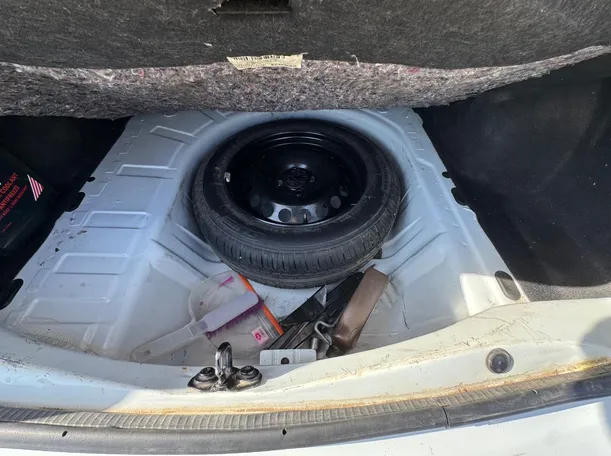 Car image 19