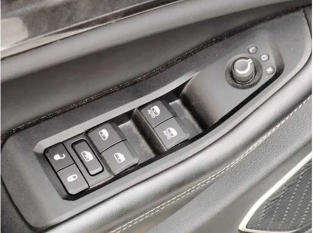 Car image 28