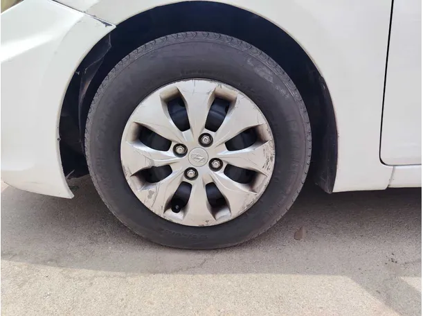 Car image 10