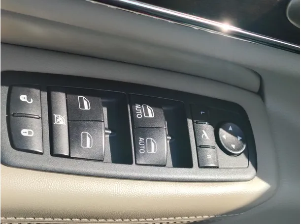 Car image 29