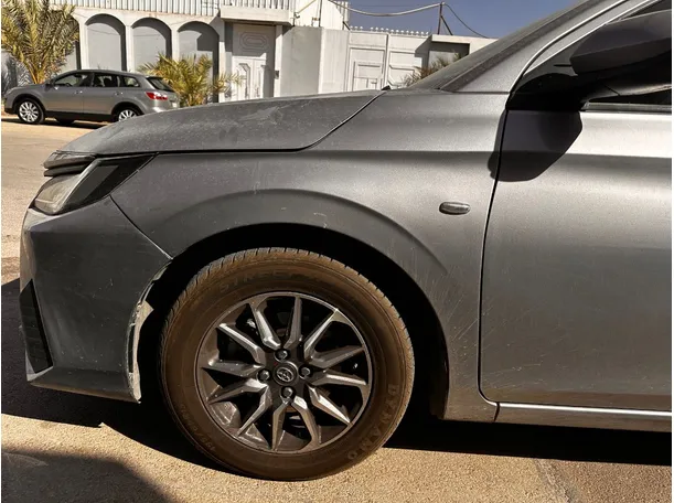 Car image 9
