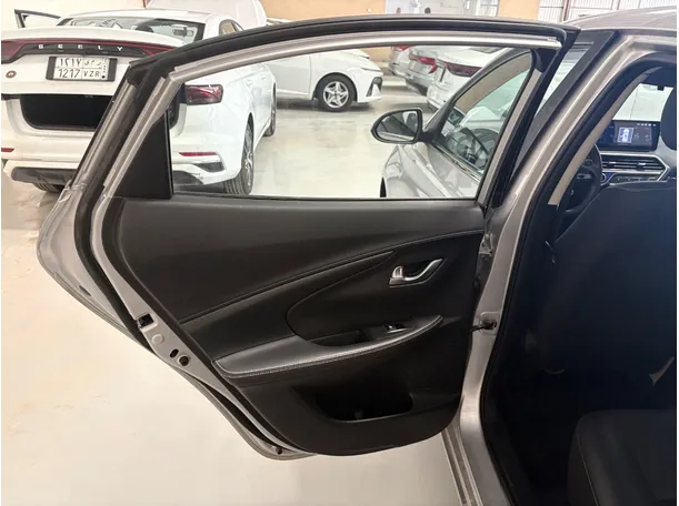 Car image 17