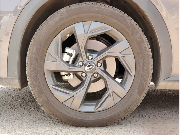 Car image 10