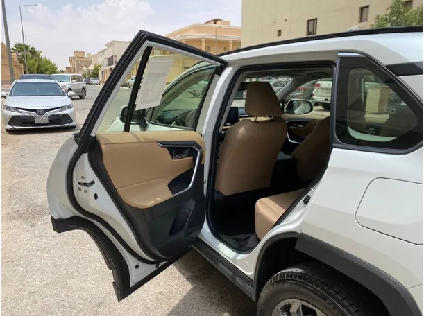 Car image 12