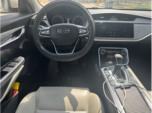Car image 18