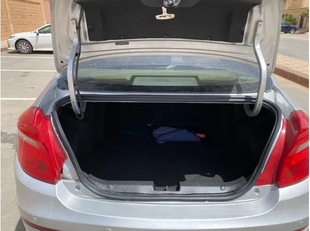 Car image 19