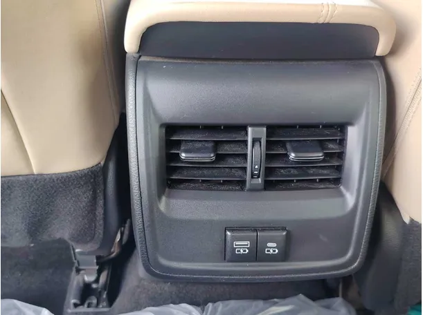 Car image 28
