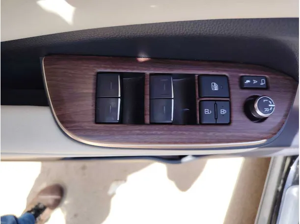 Car image 27