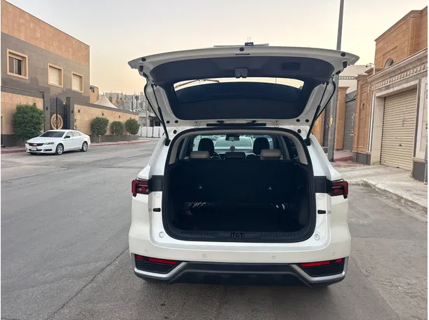 Car image 19