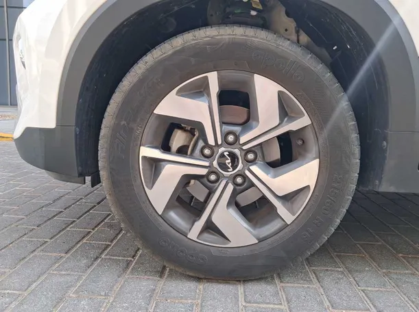Car image 9