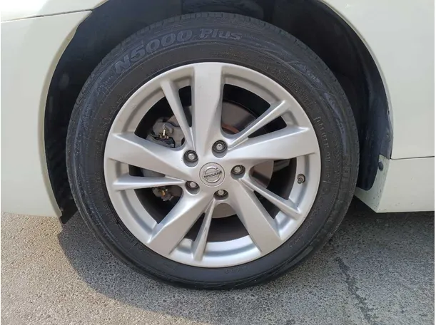 Car image 9