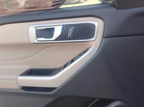 Car image 27