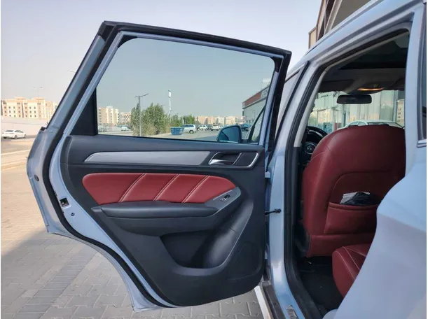 Car image 14