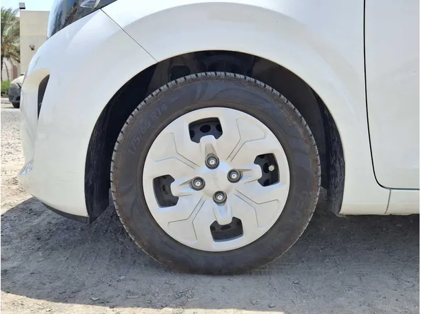 Car image 9