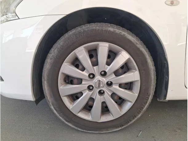 Car image 9