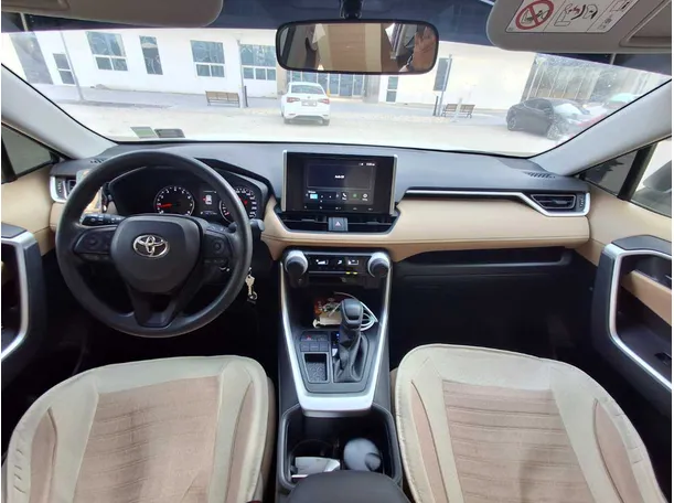 Car image 14