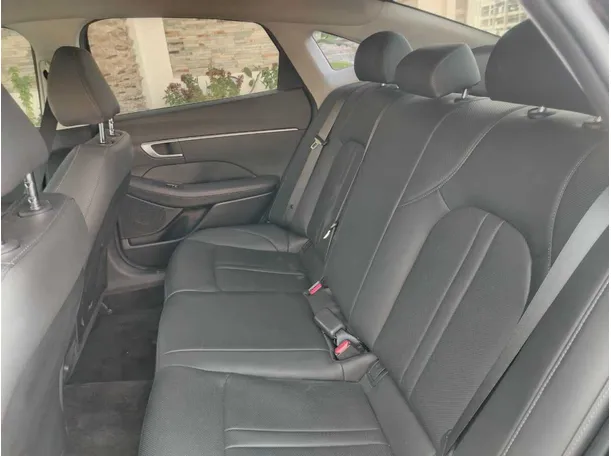 Car image 18