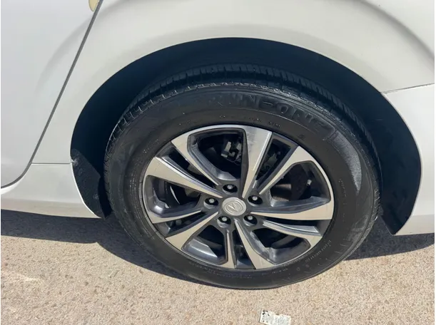 Car image 9