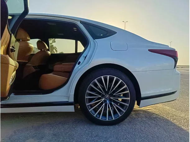 Car image 20