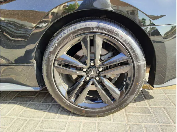 Car image 9