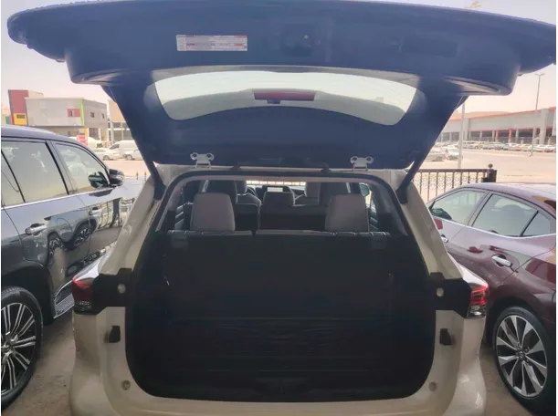 Car image 32