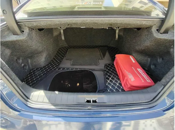 Car image 30