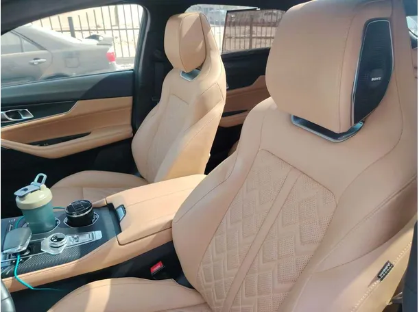Car image 14