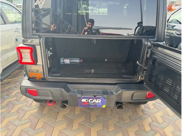 Car image 14