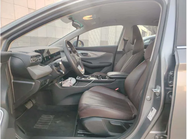 Car image 14