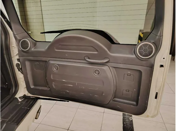 Car image 32