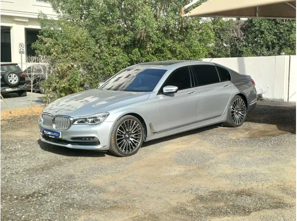 2018 بي ام دبليو 740 في الإمارات