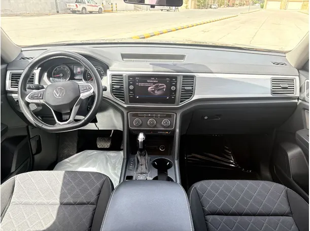 Car image 18