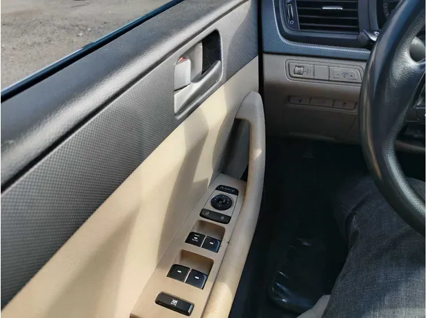 Car image 30