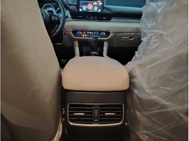 Car image 27
