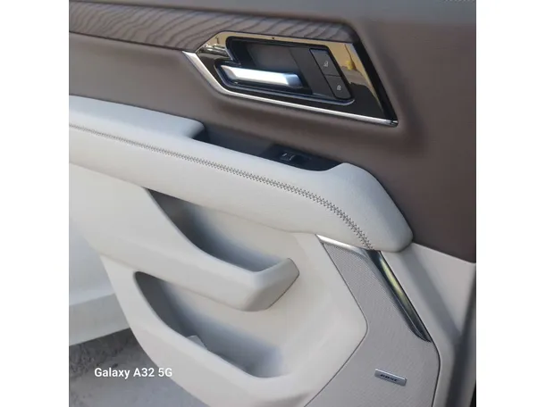 Car image 26
