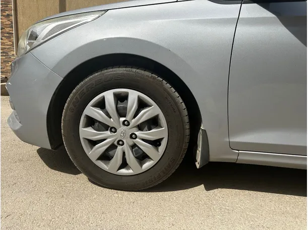 Car image 9